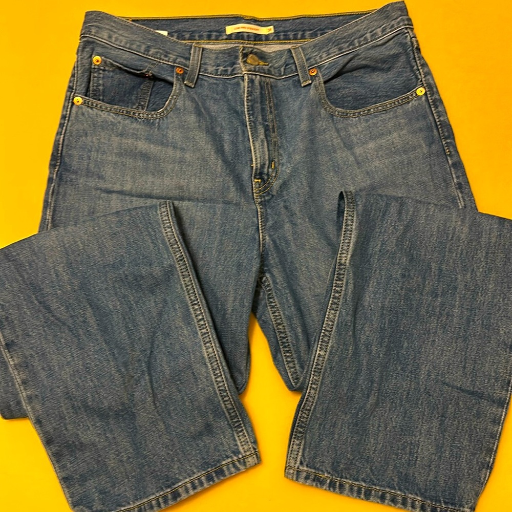 LIKE NEW LEVI’S LOW PRO STRAIGHT JEANS. SIZE 31